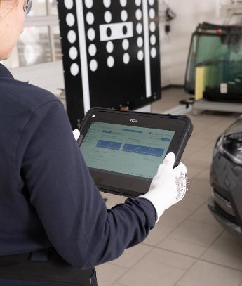Tecnico Destro Glass durante controllo diagnostico e calibrazione ADAS dopo sostituzione parabrezza
